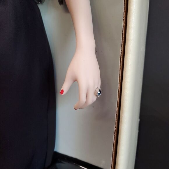 Diana Princess of Wales Porcelain Portrait Doll - Picture 5 of 11